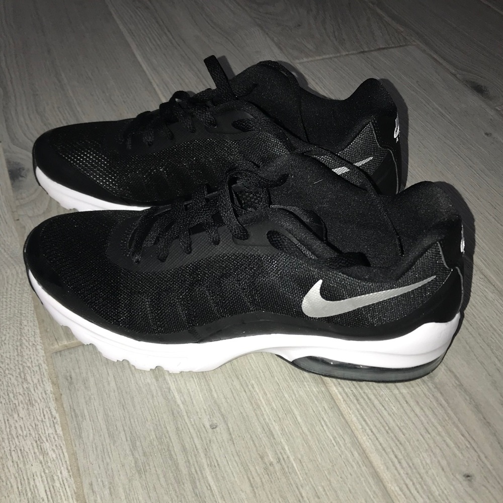 🆕🖤🤍Women’s Nike Air Max Invigor Size 9 - Picture 5 of 8
